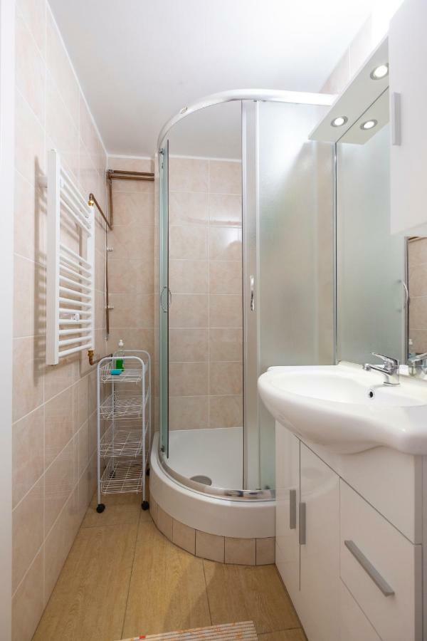 Newly Renovated With Air Conditioner & Free Parking *